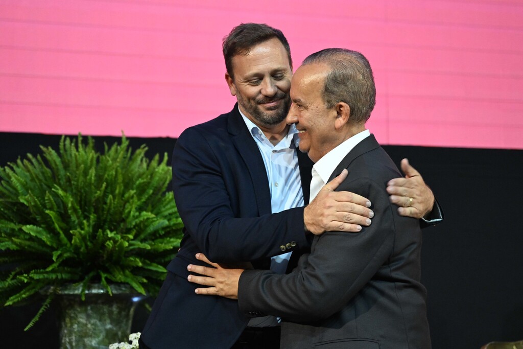 Prefeito reeleito de Joinville, Adriano Silva aceita convite para ser pré-candidato a vice-governador em 2026