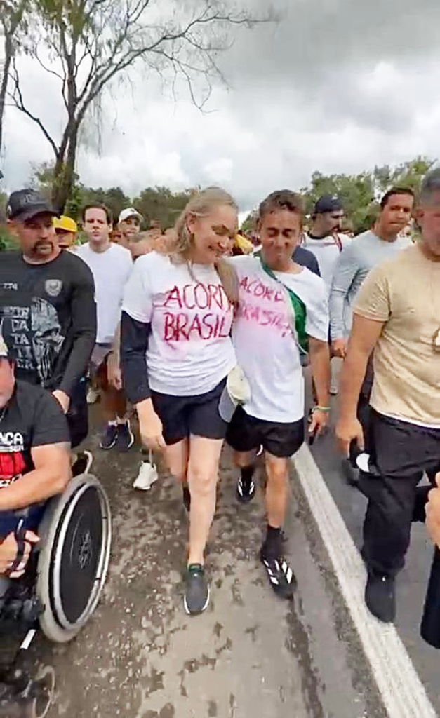 Chegada de Daniela Reinehr à Caminhada pela Justiça e Liberdade é evidenciada por Nikolas Ferreira