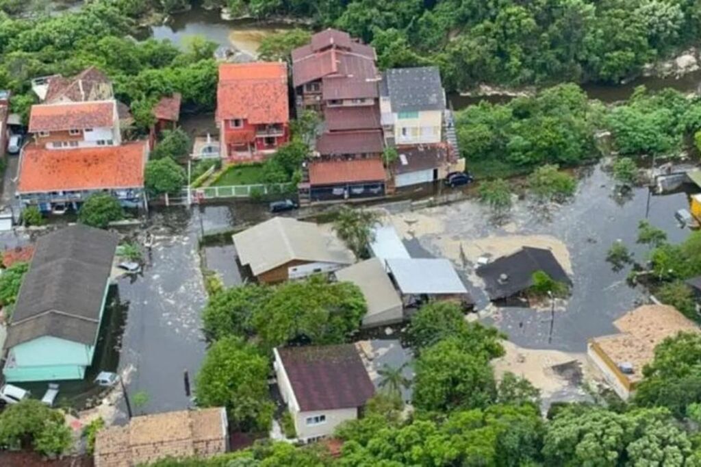 Foto: CBMSC, Divulgação - Casas ficaram completamente alagadas após rompimento da lagoa artificial da Casan