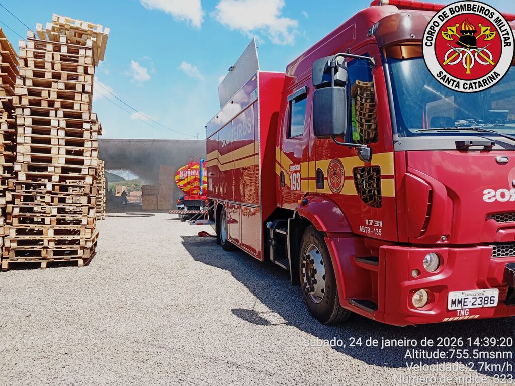 Incêndio atinge fábrica de paletes, em Tangará