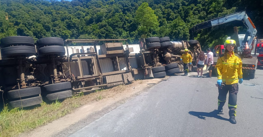 Motorista é resgatado por populares após caminhão tombar na Serra do Ilhéu em Pouso Redondo