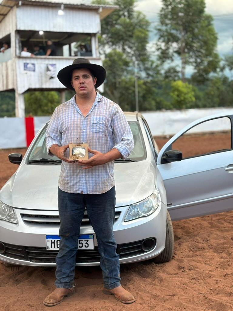Médico veterinário de Pinhalzinho conquista carro em competição de laço comprido no Paraná