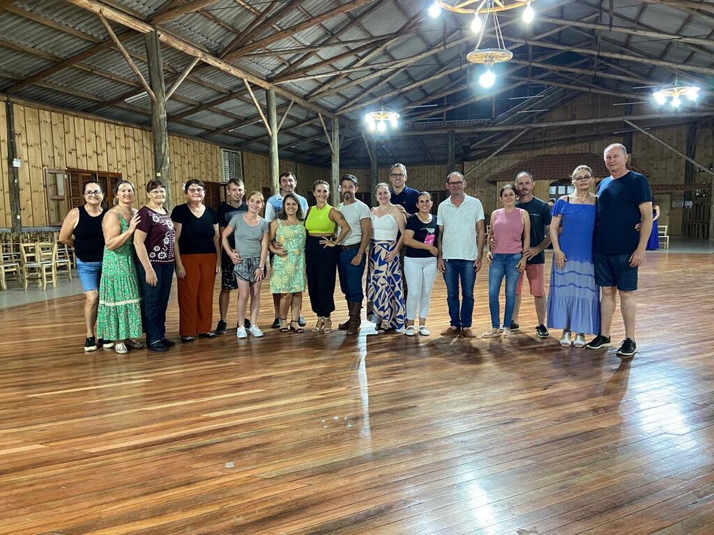 Inscrições abertas para curso de danças gaúchas de salão no CTG Porteira do Pinhal