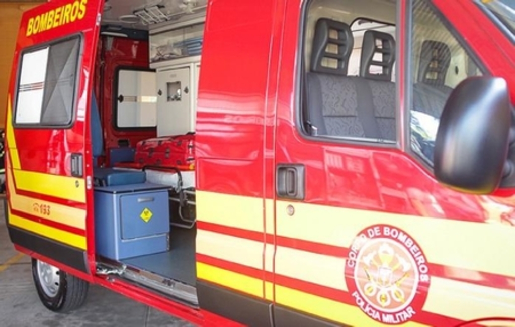 Bombeira comunitária fica ferida após cair de telhado durante combate a incêndio em madeireira