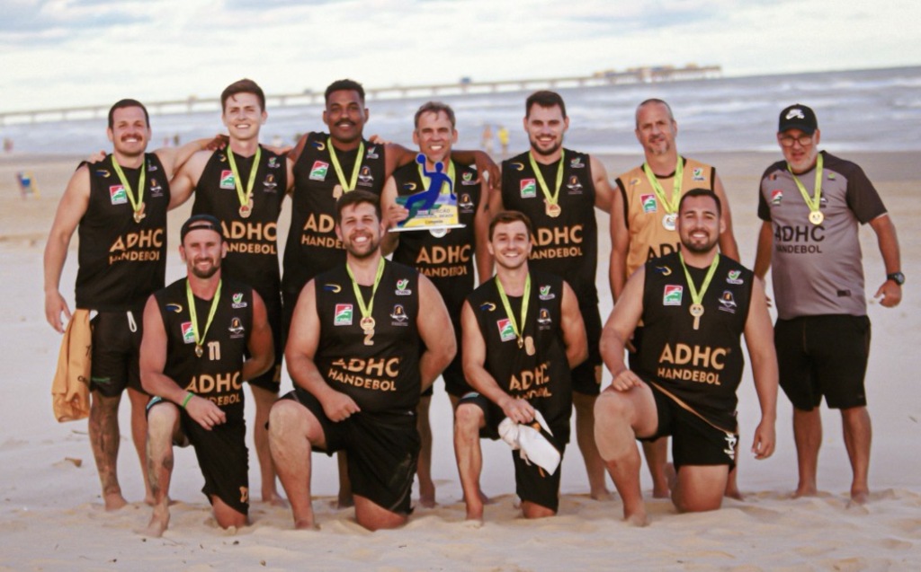 Criciúma é campeã nas categorias masculina e feminina do Handebol Beach
