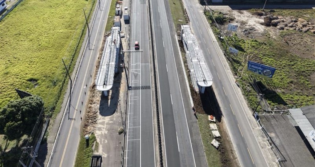 Içamento das vigas de novas passarelas nos kms 401 e 402 em Maracajá exige bloqueio da BR-101 Sul/SC