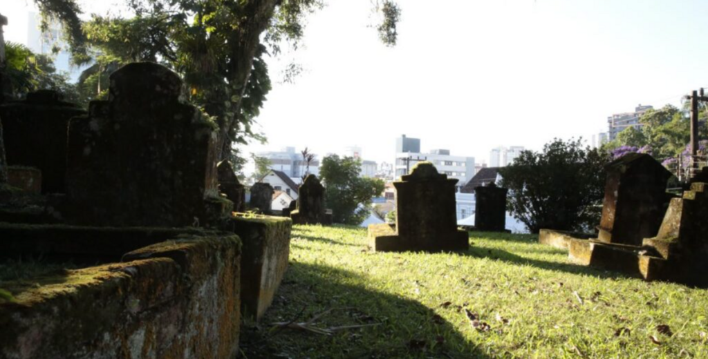 Tour noturno gratuito no Cemitério do Imigrante convida público a reviver a história de Joinville