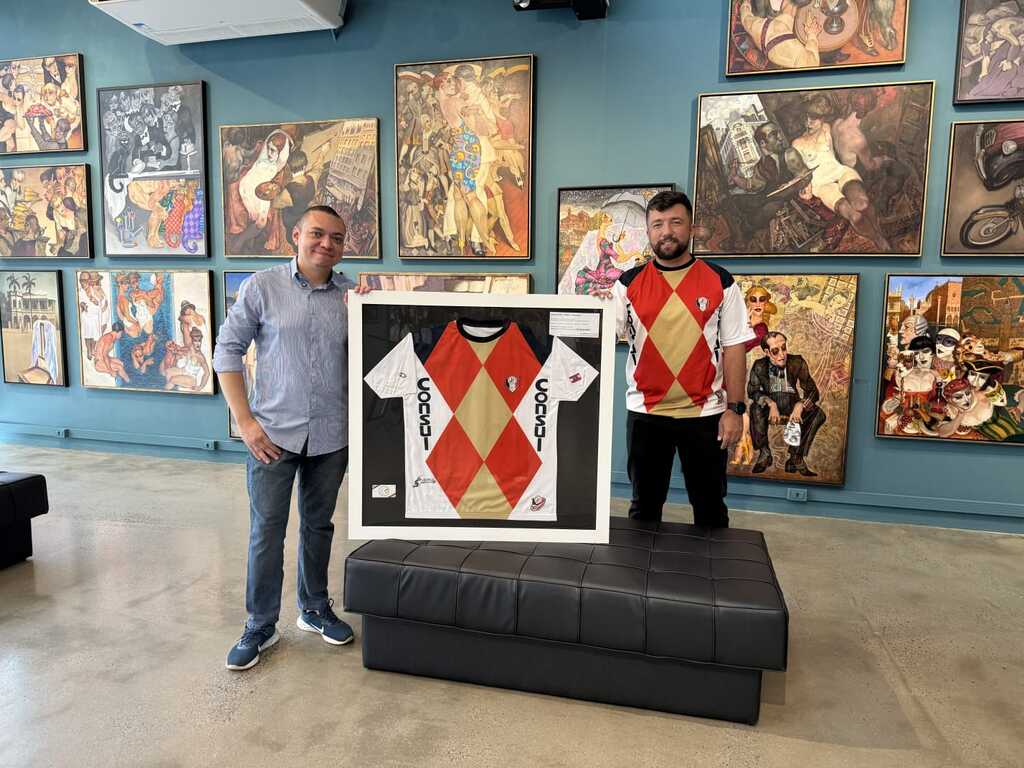 Instituto Internacional Juarez Machado recebe doação de camisa histórica do Joinville Esporte Clube