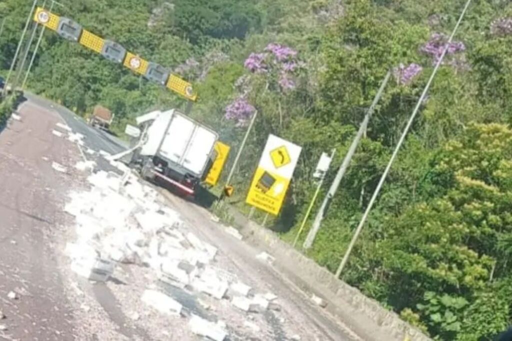 Foto: Redes Sociais, Reprodução - Acidente entre dois caminhões bloqueia totalmente a BR-376