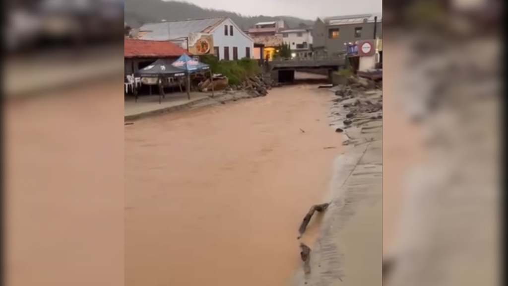 Foto: Reprodução Redes Sociais - Loteamento é multado em R$ 100 mil após lama atingir a Praia Central de Garopaba