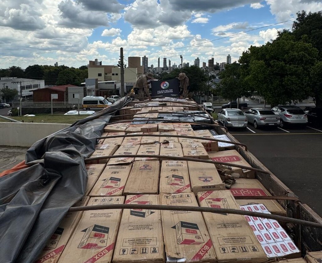 Carreta com cigarros e vinhos é apreendida no Oeste; carga passa de R$ 1 milhão