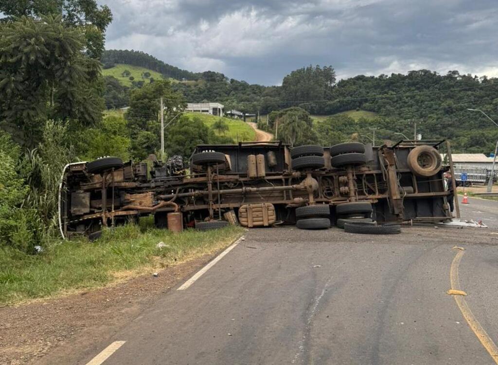 Motorista morre após carreta que transportava placas solares tombar na SC-155