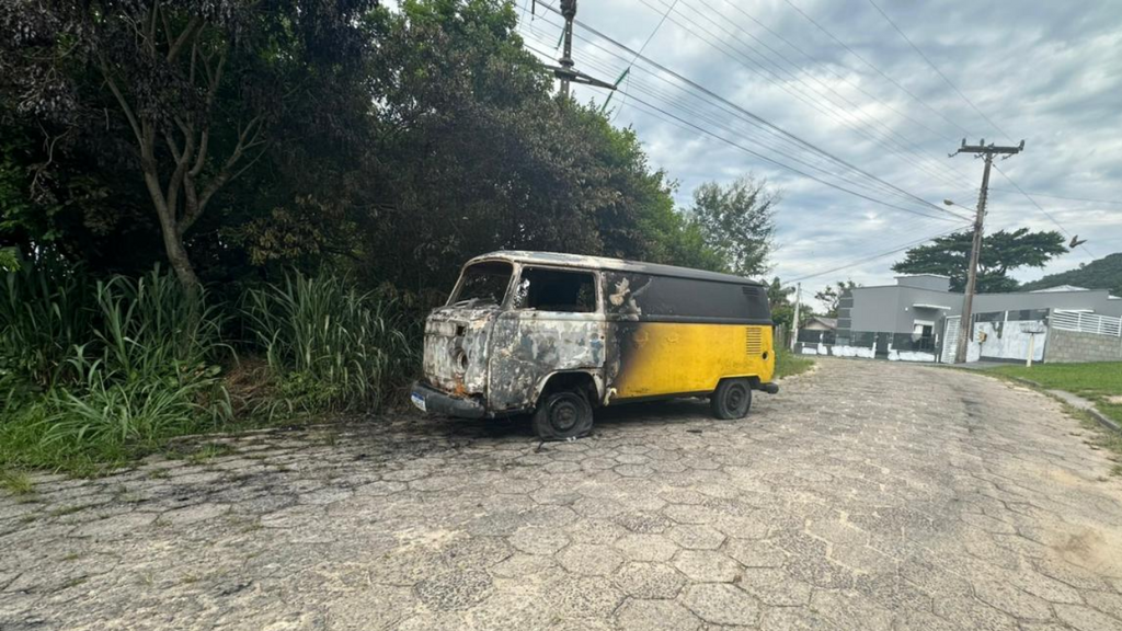 Veículo é incendiado durante a noite em rua do bairro Vila Santo Antônio, em Imbituba