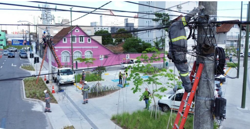 Mutirão remove 200 quilos de fios inutilizados no Bucarein e melhora segurança urbana em Joinville