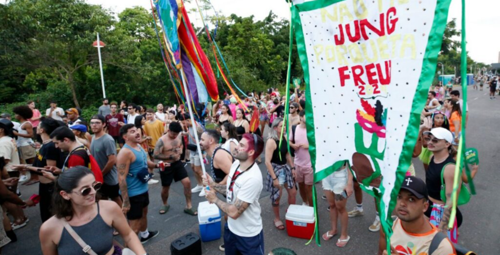 Encontro dos Blocos reúne milhares de foliões no Carnaval de Joinville no dia 8 de fevereiro