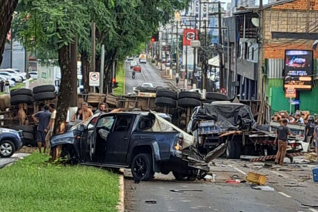 Carreta provoca grave acidente, atinge 14 veículos e deixa feridos graves em SC