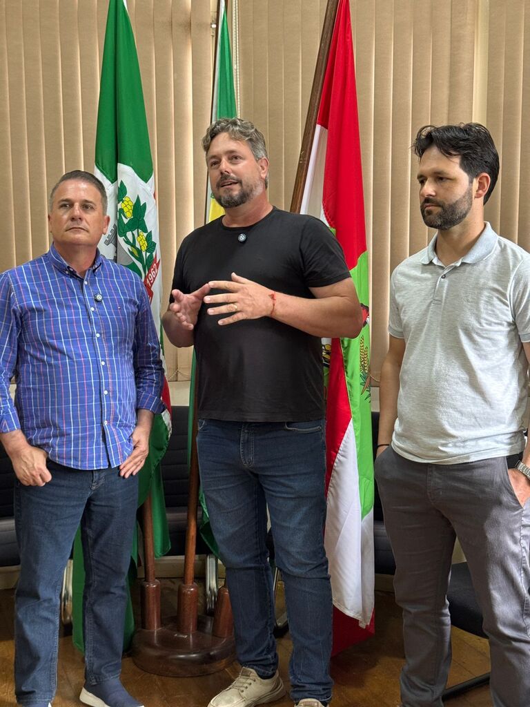 Deputado Altair Silva visita Ibicaré, acompanha investimento em aviários e dialoga sobre a crise do leite