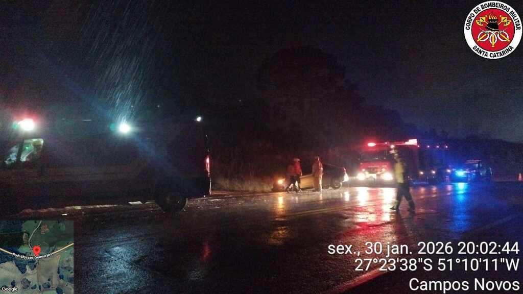 Colisão entre carro e caminhão deixa dois feridos na BR-470, em Campos Novos