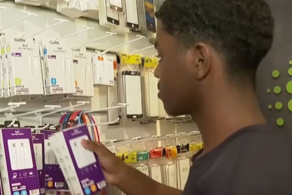 Jovem de 18 anos sofre injúria racial de cliente em loja de Florianópolis e chora por dias