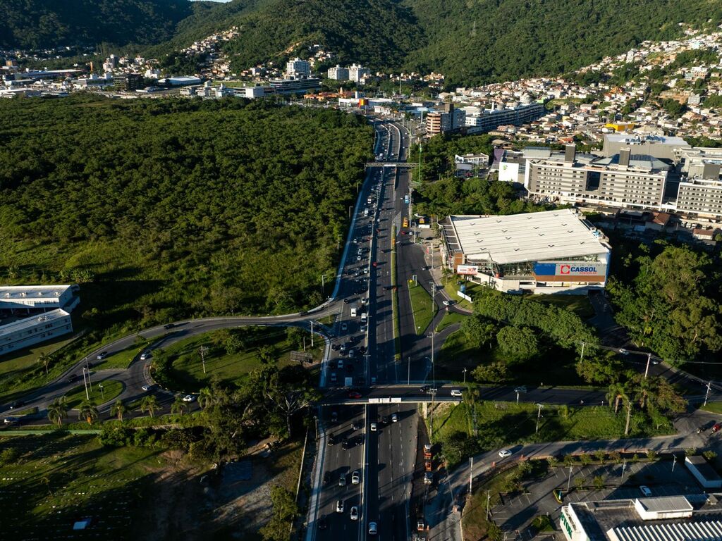 Obras da terceira pista da SC-401 retornam e avançam para construção de elevados e passarelas