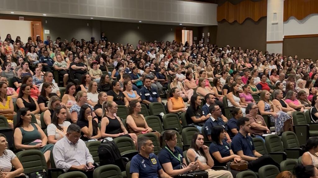Abertura do ano letivo reúne profissionais da educação em São Miguel do Oeste