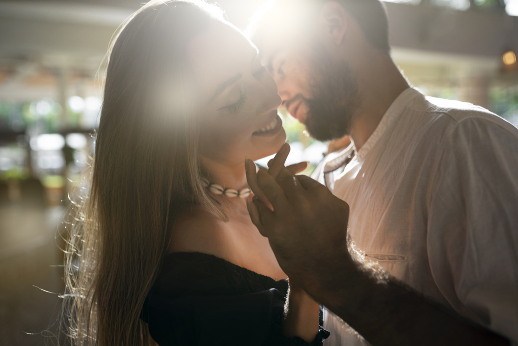 Carnaval exige atenção: beijo pode transmitir doenças, alertam especialistas