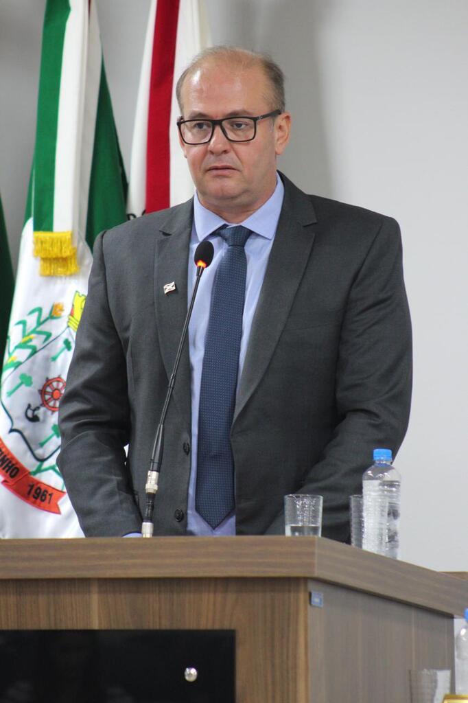 Prefeito de Pinhalzinho dialoga com vereadores na primeira sessão do ano