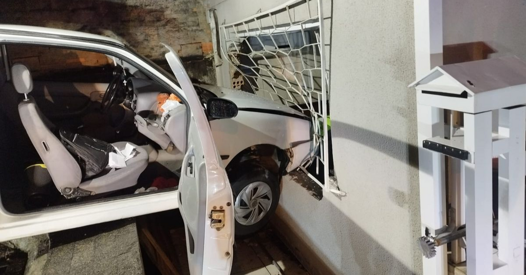 Carro invade casa e atinge mulher que dormia em Rio do Sul