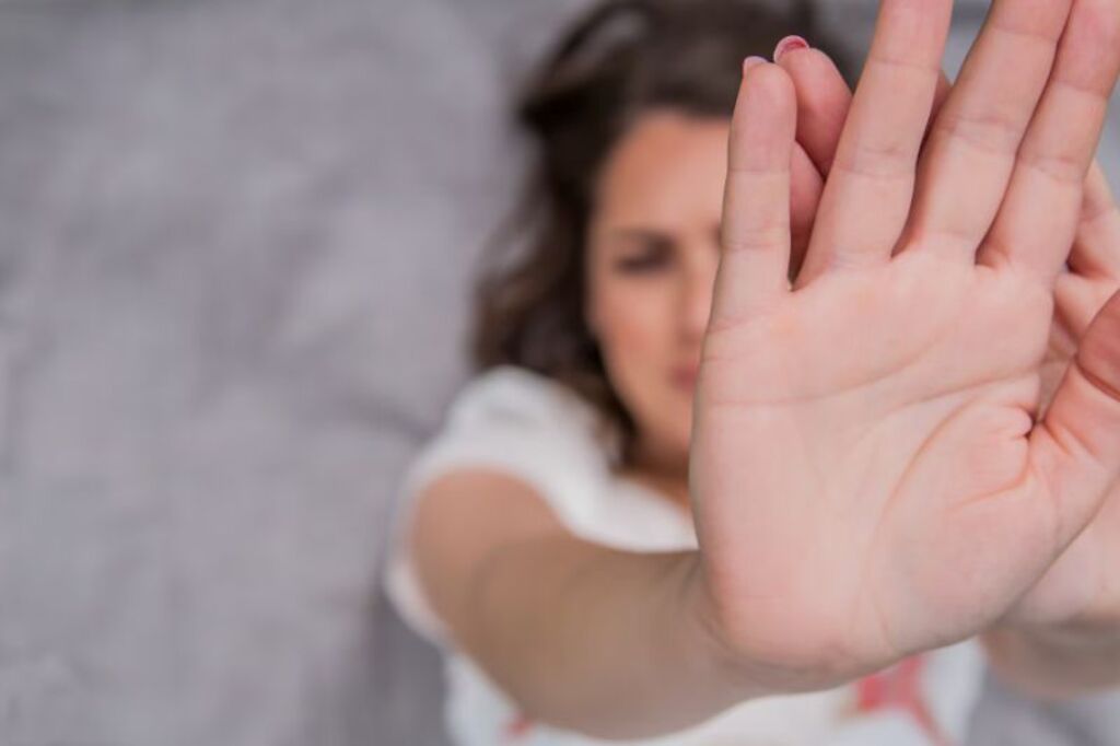 Grávida finge desmaio para sobreviver a crime de violência doméstica em Blumenau