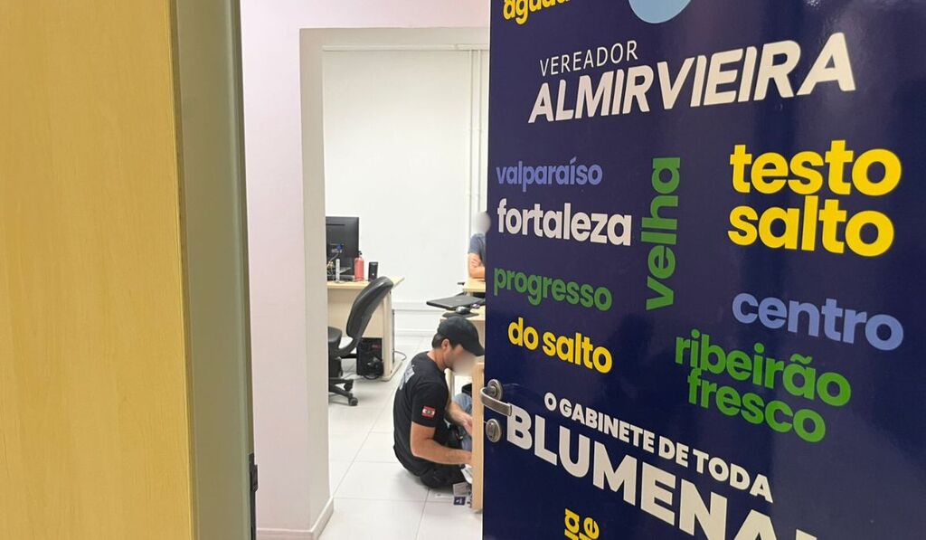 Polícia Civil faz operação no gabinete de vereador de Blumenau e investiga suspeitas de rachadinha e corrupção