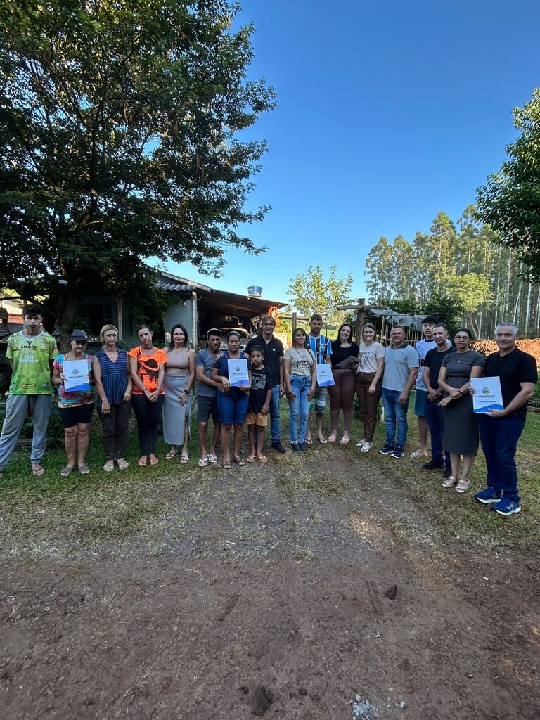 Famílias de Bom Jesus do Oeste conquistam escritura definitiva de seus imóveis