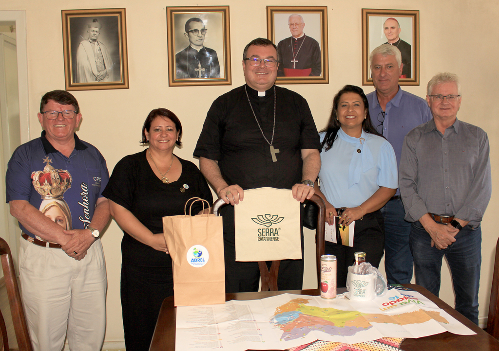 Fabiano Baldessar e o bispo Dom Gilson Meurer discutem criação de roteiro turístico religioso