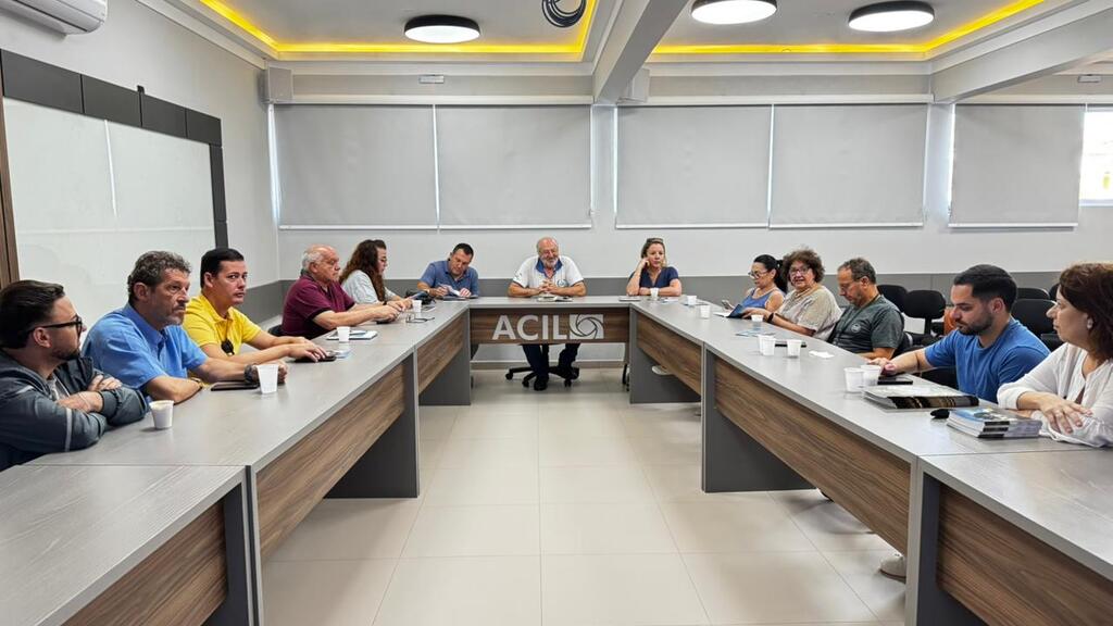 Ana Vieira apresenta ações para fortalecer o turismo em encontro com o Núcleo de Comunicação