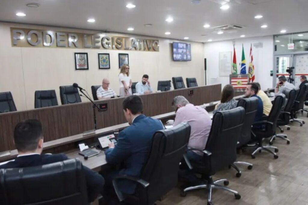 Câmara de Blumenau recebe pedido de cassação de Almir Vieira por quebra de decoro