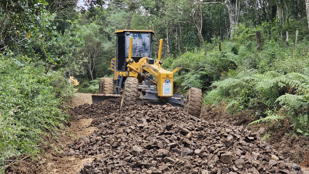 Prefeitura melhora estradas para garantir o escoamento da safra
