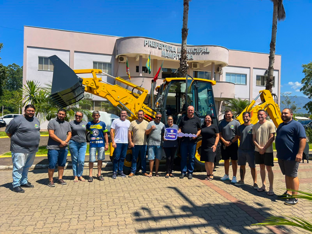 MAMPITUBA: BETO ROLDÃO RECEBE NOVA RETROESCAVADEIRA PARA REFORÇAR OS TRABALHOS DA SECRETARIA DE OBRAS