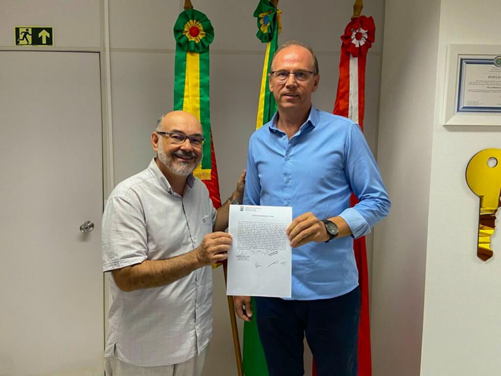 TORRES: PREFEITO DELCI DIMER PASSA O CARGO AO VICE-PREFEITO ANDRÉ POZZI