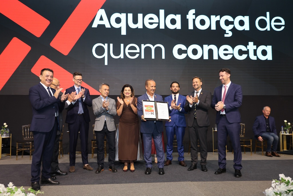 Jorginho Mello anuncia licitação da duplicação da SC-416 durante posse da nova diretoria da AJORPEME