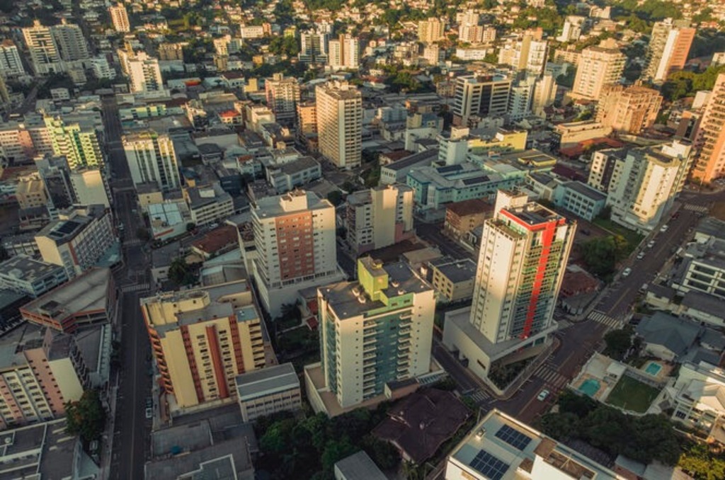Homem é condenado por homicídio qualificado e outros cinco crimes em Joaçaba