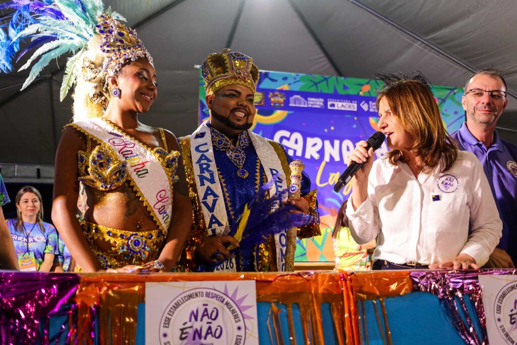 Blocos tomam avenida e abrem o Carnaval de Rua