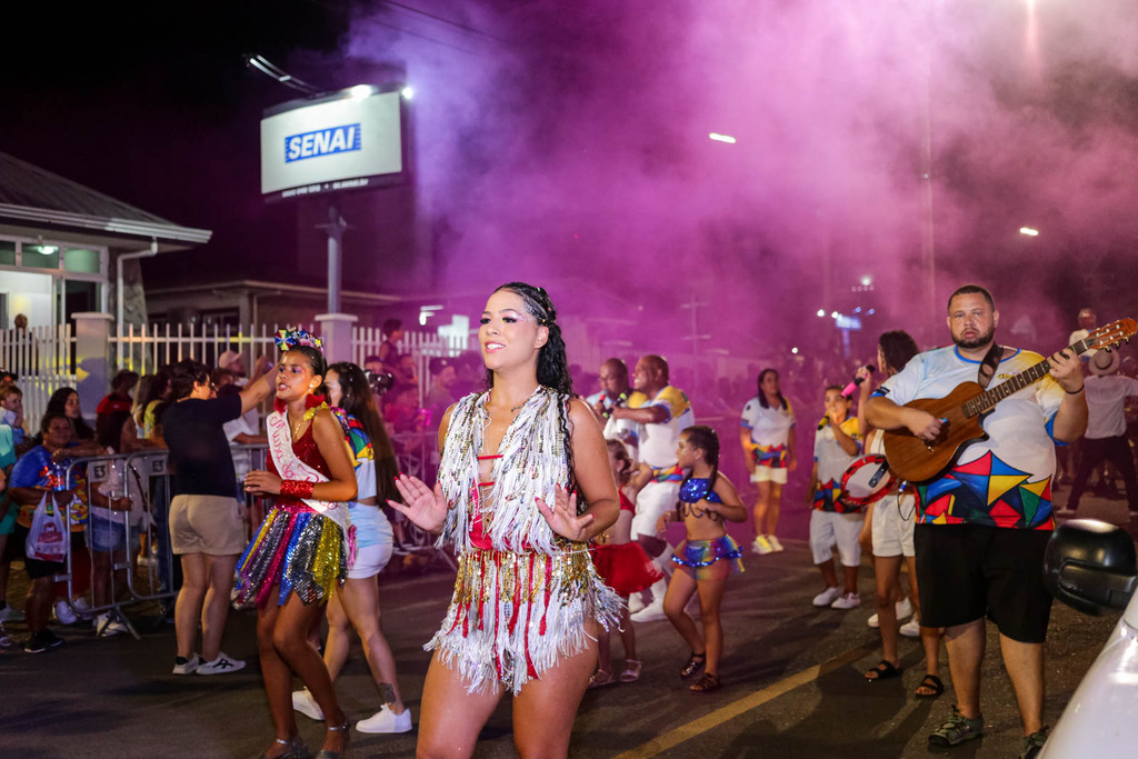 Blocos tomam avenida e abrem o Carnaval de Rua