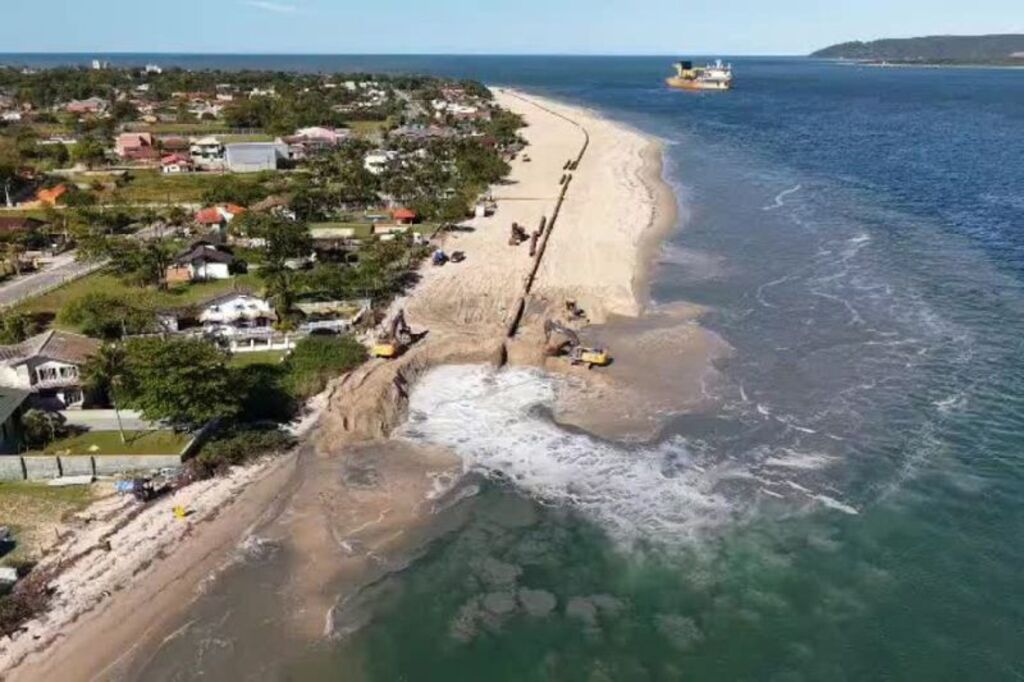 O abraço da areia: como o alargamento de Itapoá protege o futuro do litoral catarinense