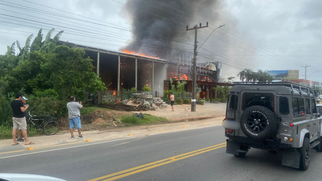 Campanha solidária mobiliza comunidade após incêndio destruir floricultura e residência em Garopaba