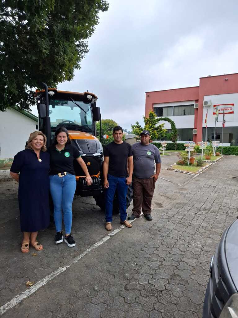 Prefeitura de Bocaina do Sul recebe novo trator para a Secretaria de Agricultura