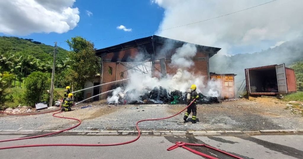 Incêndio em galpão têxtil mobiliza bombeiros por 11 horas no Vale do Itajaí