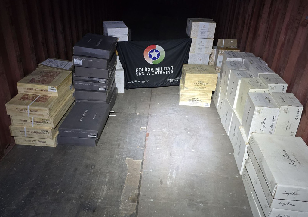 Polícia Militar apreende carga de vinho na BR 282