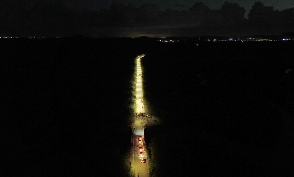 Nova iluminação pública emociona moradores e transforma acesso ao Morro do Amaral