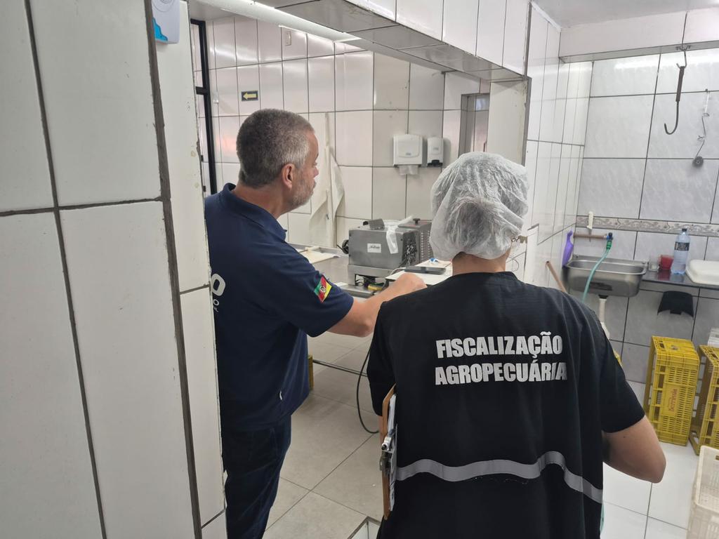 FORÇA-TAREFA DO PROGRAMA SEGURANÇA DOS ALIMENTOS FISCALIZA ESTABELECIMENTOS EM TORRES E APREENDE 350 QUILOS DE PRODUTOS IMPRÓPRIOS