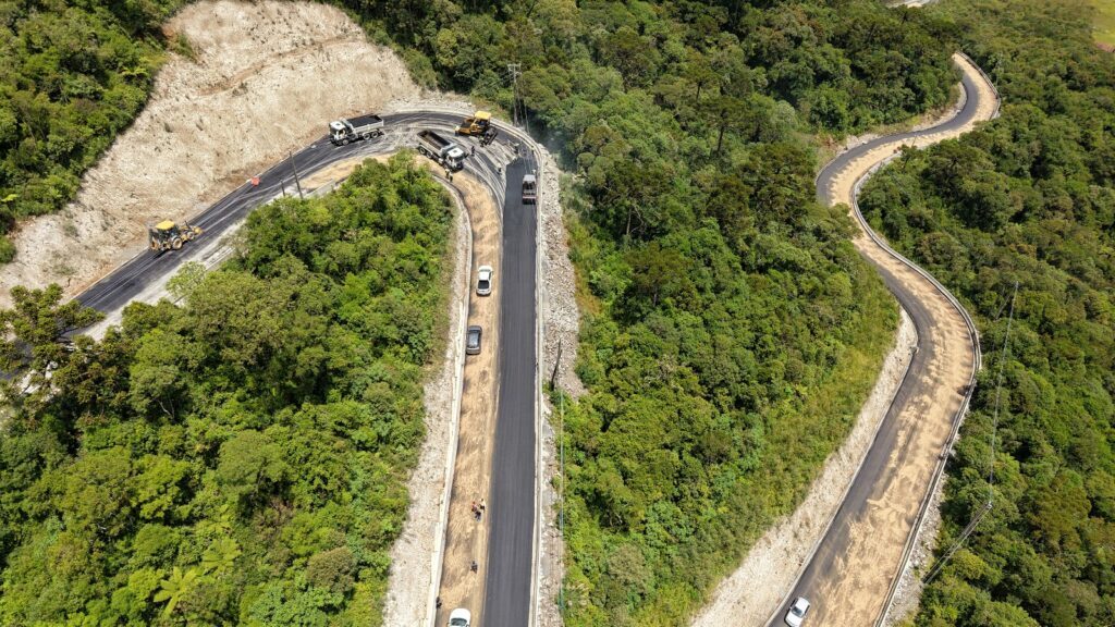 Pavimentação avança com técnicas inovadoras e previsão de conclusão de primeiro trecho neste mês