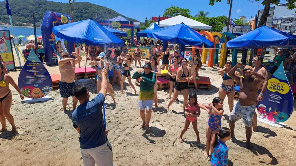 Caravana de Verão transformou a Praia da Enseada em espaço de lazer e aprendizado no último final de semana